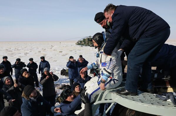 Член основного экипажа экспедиции МКС-60/61 космонавт Роскосмоса Александр Скворцов после посадки спускаемого аппарата пилотируемого космического корабля Союз МС-13 Член основного экипажа экспедиции МКС-60/61 космонавт Роскосмоса Александр Скворцов после посадки спускаемого аппарата пилотируемого космического корабля Союз МС-13