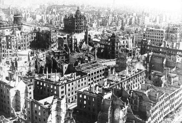 Разрушенный Дрезден. Фото из немецких архивов, 1945 год Разрушенный Дрезден. Фото из немецких архивов, 1945 год