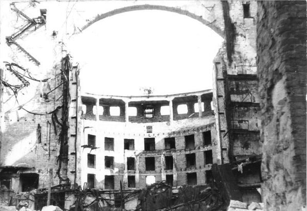 Разрушенный оперный театр. Фото из немецких архивов, 1945 год Разрушенный оперный театр. Фото из немецких архивов, 1945 год