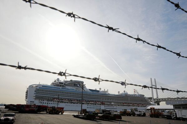 Круизное судно Diamond Princess в Йокогаме Круизное судно Diamond Princess в Йокогаме