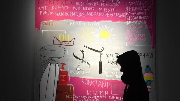 Зойка на фоне своей картины на выставке Новые городские художники на площадке Государственного музейно-выставочного центра РОСИЗО в Москве. Зойка на фоне своей картины на выставке Новые городские художники на площадке Государственного музейно-выставочного центра РОСИЗО в Москве.