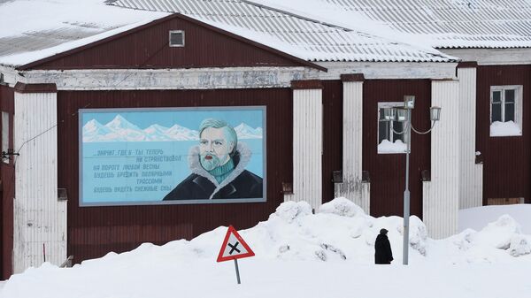 Один из домов в шахтерском городе Баренцбург на архипелаге Шпицберген Один из домов в шахтерском городе Баренцбург на архипелаге Шпицберген