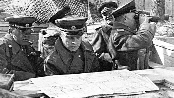 Начальник артиллерии 1-го Белорусского фронта генерал-полковник артиллерии В.И. Казаков (в центре) на наблюдательном пункте. Берлинская операция. Германия, май 1945 г. Начальник артиллерии 1-го Белорусского фронта генерал-полковник артиллерии В.И. Казаков (в центре) на наблюдательном пункте. Берлинская операция. Германия, май 1945 г.