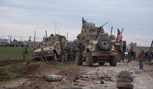 Военный конвой США в районе города Эль-Камышлы в Сирии Военный конвой США в районе города Эль-Камышлы в Сирии