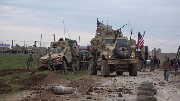 Военный конвой США в районе города Эль-Камышлы в Сирии Военный конвой США в районе города Эль-Камышлы в Сирии
