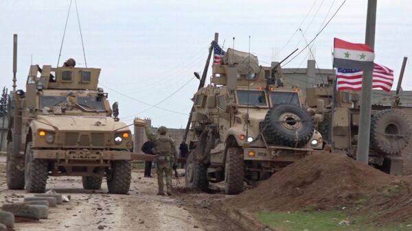 Военный конвой США в районе города Эль-Камышлы в Сирии Военный конвой США в районе города Эль-Камышлы в Сирии