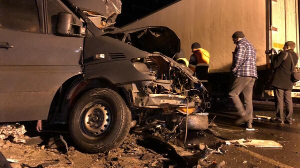 На месте ДТП с участием микроавтобуса Mercedes и грузовика Volvo у деревни Рудо Псковской области На месте ДТП с участием микроавтобуса Mercedes и грузовика Volvo у деревни Рудо Псковской области