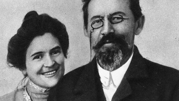 Писатель Антон Чехов и его жена актриса Ольга Леонардовна Книппер-Чехова в Ялте. 1901 год Писатель Антон Чехов и его жена актриса Ольга Леонардовна Книппер-Чехова в Ялте. 1901 год
