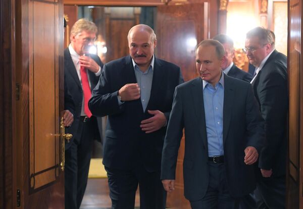 Президент Белоруссии Александр Лукашенко и президент РФ Владимир Путин во время встречи в Сочи Президент Белоруссии Александр Лукашенко и президент РФ Владимир Путин во время встречи в Сочи