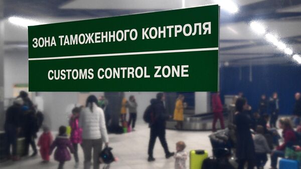 Пассажиры международных рейсов в зоне выдачи багажа аэропорта Толмачево в Новосибирске Пассажиры международных рейсов в зоне выдачи багажа аэропорта Толмачево в Новосибирске