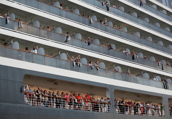 Пассажиры на круизом лайнере Westerdam в камбоджийском порту Сиануквиль Пассажиры на круизом лайнере Westerdam в камбоджийском порту Сиануквиль