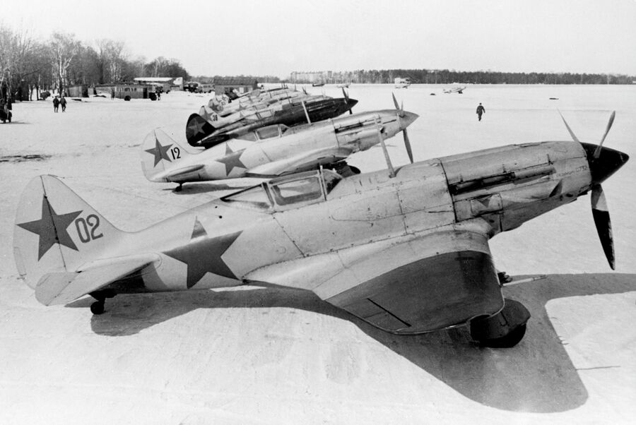 Великая Отечественная война 1941 - 1945 годов. Истребители МиГ-3 на подмосковном аэродроме Великая Отечественная война 1941 - 1945 годов. Истребители МиГ-3 на подмосковном аэродроме