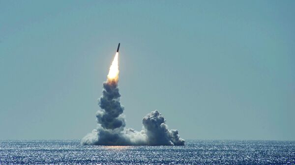 Запуск баллистической ракеты Trident II (D5LE) с подводной лодки USS Maine Запуск баллистической ракеты Trident II (D5LE) с подводной лодки USS Maine