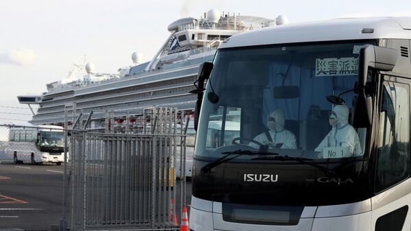 Автобус с пассажирами круизного лайнера Diamond Princess покидает терминал в порту Йокогама Автобус с пассажирами круизного лайнера Diamond Princess покидает терминал в порту Йокогама