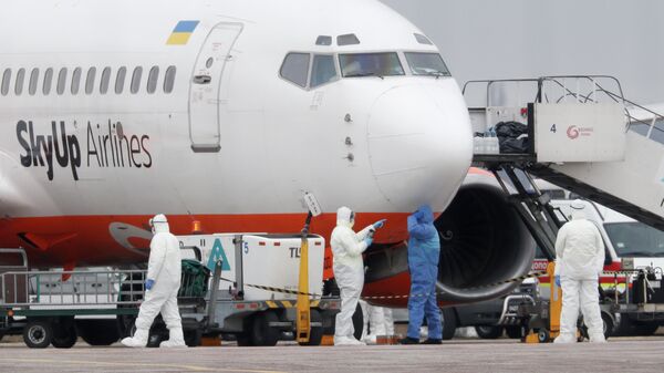 Самолет с гражданами Украины, эвакуированными из Китая, в международном аэропорту Борисполь Самолет с гражданами Украины, эвакуированными из Китая, в международном аэропорту Борисполь