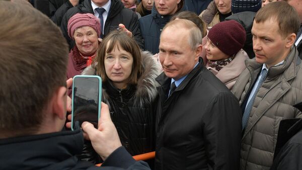Президент РФ Владимир Путин фотографируется с жителями города после церемонии возложения цветов к памятнику первому мэру Санкт-Петербурга Анатолию Собчаку Президент РФ Владимир Путин фотографируется с жителями города после церемонии возложения цветов к памятнику первому мэру Санкт-Петербурга Анатолию Собчаку