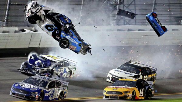 Авария пилота NASCAR Райана Ньюмана в гонке Daytona 500 Авария пилота NASCAR Райана Ньюмана в гонке Daytona 500