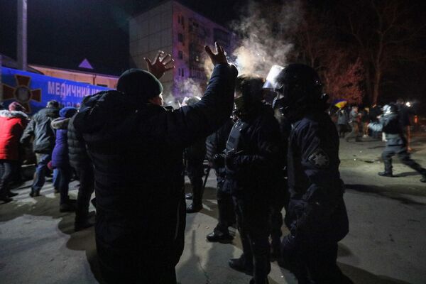 Акция протеста в Полтавской области против прибытия самолета с эвакуированными людьми из Китая Акция протеста в Полтавской области против прибытия самолета с эвакуированными людьми из Китая