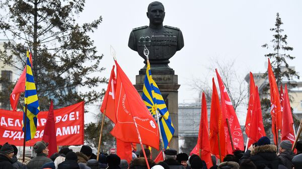 Митинг КПРФ в честь 102-й годовщины создания Рабоче-крестьянской Красной армии и Военно-Морского флота возле бюста Александра Покрышкина на Красном проспекте в Новосибирске Митинг КПРФ в честь 102-й годовщины создания Рабоче-крестьянской Красной армии и Военно-Морского флота возле бюста Александра Покрышкина на Красном проспекте в Новосибирске