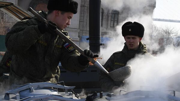 Военнослужащие у полевой кухни во время праздничных мероприятий в честь Дня защитника отечества во Владивостоке Военнослужащие у полевой кухни во время праздничных мероприятий в честь Дня защитника отечества во Владивостоке