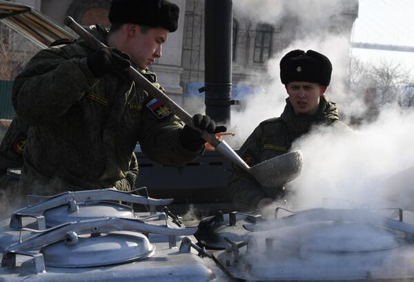 Военнослужащие у полевой кухни во время праздничных мероприятий в честь Дня защитника отечества во Владивостоке Военнослужащие у полевой кухни во время праздничных мероприятий в честь Дня защитника отечества во Владивостоке