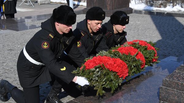 Возложение цветов к мемориалу на центральной площади Владивостока во время праздничных мероприятий в честь Дня защитника отечества Возложение цветов к мемориалу на центральной площади Владивостока во время праздничных мероприятий в честь Дня защитника отечества