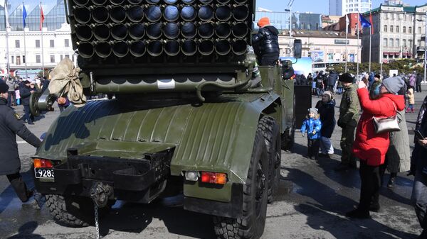 Реактивная система залпового огня РСЗО БМ-21 Град на выставке военной техники во время праздничных мероприятий в честь Дня защитника отечества во Владивостоке Реактивная система залпового огня РСЗО БМ-21 Град на выставке военной техники во время праздничных мероприятий в честь Дня защитника отечества во Владивостоке