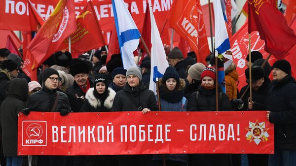 Митинг КПРФ в честь 102-й годовщины создания Рабоче-крестьянской Красной армии и Военно-Морского флота возле бюста Александра Покрышкина на Красном проспекте в Новосибирске Митинг КПРФ в честь 102-й годовщины создания Рабоче-крестьянской Красной армии и Военно-Морского флота возле бюста Александра Покрышкина на Красном проспекте в Новосибирске