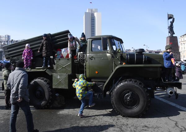 Реактивная система залпового огня РСЗО БМ-21 Град на выставке военной техники во время праздничных мероприятий в честь Дня защитника отечества во Владивостоке Реактивная система залпового огня РСЗО БМ-21 Град на выставке военной техники во время праздничных мероприятий в честь Дня защитника отечества во Владивостоке
