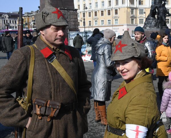Участники исторической реконструкции времен Великой Отечественной войны во время праздничных мероприятий в честь Дня защитника отечества во Владивостоке Участники исторической реконструкции времен Великой Отечественной войны во время праздничных мероприятий в честь Дня защитника отечества во Владивостоке