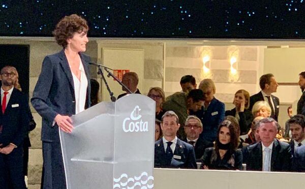 Мэр Савоны выступает на церемонии крещения лайнера Costa Smeralda Мэр Савоны выступает на церемонии крещения лайнера Costa Smeralda