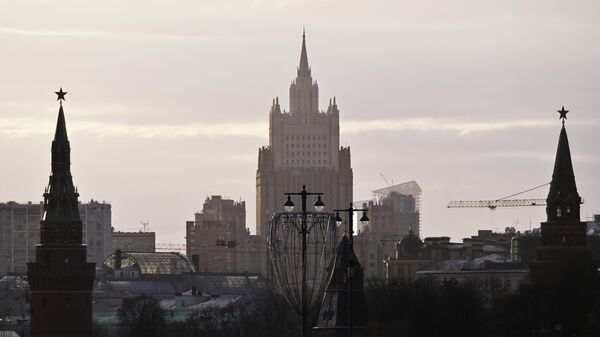 Московский Кремль и здание Министерства иностранных дел Московский Кремль и здание Министерства иностранных дел