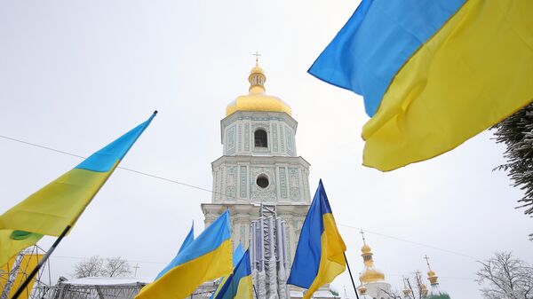 Украинские флаги верующих на объединительном соборе на Софийской площади в Киеве Украинские флаги верующих на объединительном соборе на Софийской площади в Киеве