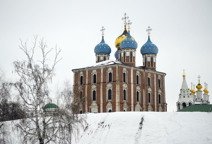 Успенский собор (на переднем плане) и Богоявленский храм Спасо-Преображенского мужского монастыря города Рязани Успенский собор (на переднем плане) и Богоявленский храм Спасо-Преображенского мужского монастыря города Рязани