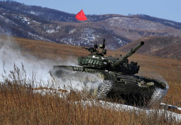 Танк Т-72 на дистанции танкового биатлона в рамках первого этапа конкурса АрМИ-2020 на полигоне Сергеевский в Приморском крае Танк Т-72 на дистанции танкового биатлона в рамках первого этапа конкурса АрМИ-2020 на полигоне Сергеевский в Приморском крае
