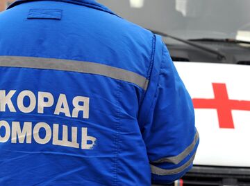 Врач скорой медицинской помощи возле автомобиля Врач скорой медицинской помощи возле автомобиля