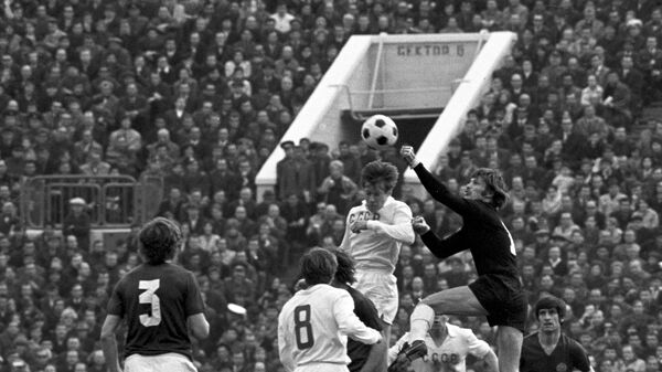 Игровой момент четвертьфинального матча чемпионата Европы 1972 года между сборными СССР и Югославии Игровой момент четвертьфинального матча чемпионата Европы 1972 года между сборными СССР и Югославии