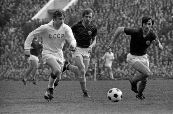 Игровой момент четвертьфинального матча чемпионата Европы 1972 года между сборными СССР и Югославии Игровой момент четвертьфинального матча чемпионата Европы 1972 года между сборными СССР и Югославии
