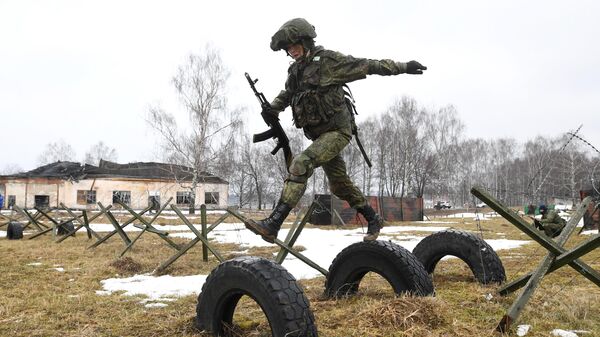 Участница конкурса красоты среди женщин-военнослужащих Ракетных войск стратегического назначения Макияж под камуфляж во время прохождения полосы препятствий на полигоне в Переславле-Залесском Участница конкурса красоты среди женщин-военнослужащих Ракетных войск стратегического назначения Макияж под камуфляж во время прохождения полосы препятствий на полигоне в Переславле-Залесском