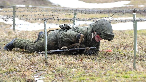 Участница конкурса красоты среди женщин-военнослужащих Ракетных войск стратегического назначения Макияж под камуфляж во время прохождения полосы препятствий на полигоне в Переславле-Залесском Участница конкурса красоты среди женщин-военнослужащих Ракетных войск стратегического назначения Макияж под камуфляж во время прохождения полосы препятствий на полигоне в Переславле-Залесском