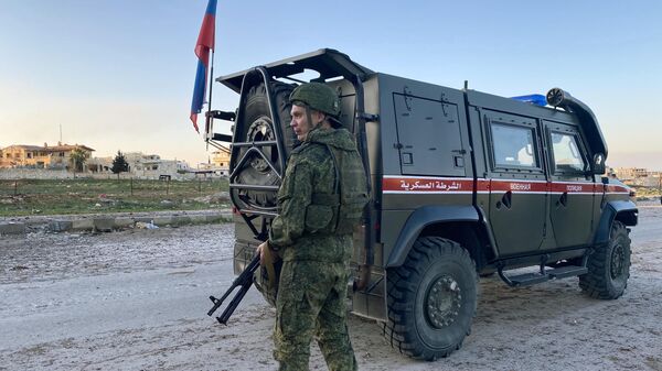 Патруль российской военной полиции в районе освобожденного от боевиков города Саракеб в провинции Идлиб Патруль российской военной полиции в районе освобожденного от боевиков города Саракеб в провинции Идлиб