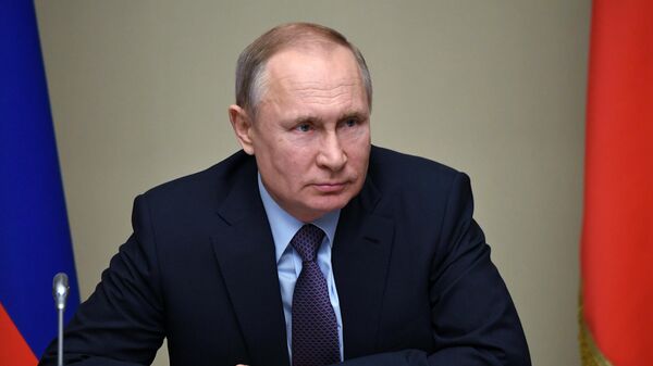 Президент России Владимир Путин проводит оперативное совещание с постоянными членами Совета безопасности