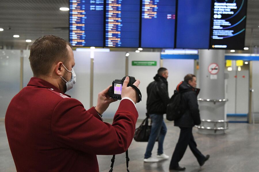Проверка температуры пассажиров в аэропорту Шереметьево Проверка температуры пассажиров в аэропорту Шереметьево