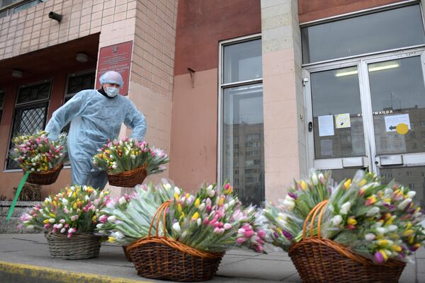 Во время акции солидарности со студентами, соблюдающими режим обсервации, Петербург своих не бросает! около здания общежития Северо-Западного государственного медицинского университета им. И.И. Мечникова Во время акции солидарности со студентами, соблюдающими режим обсервации, Петербург своих не бросает! около здания общежития Северо-Западного государственного медицинского университета им. И.И. Мечникова