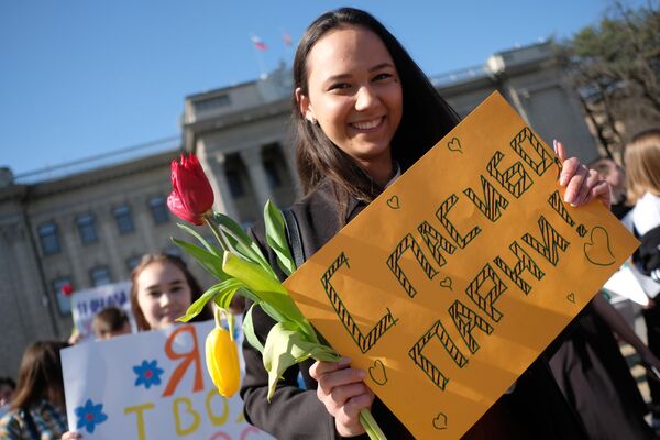 Участники флешмоба Цветы любимым! в рамках празднования Международного женского дня на Пушкинской набережной в Парке Горького в Москве Участники флешмоба Цветы любимым! в рамках празднования Международного женского дня на Пушкинской набережной в Парке Горького в Москве