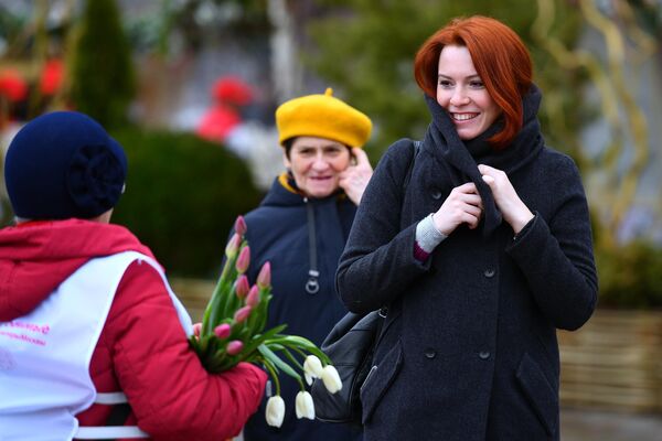 Участница всероссийской акции Вам, любимые! поздравляет женщин с 8 Марта в Москве Участница всероссийской акции Вам, любимые! поздравляет женщин с 8 Марта в Москве