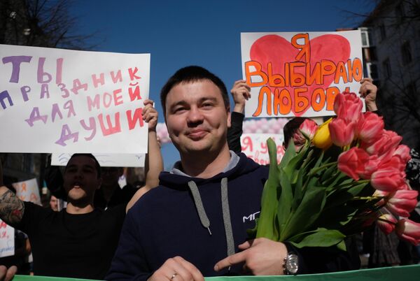 Участники праздничного шествия Дорогая, ты права! по случаю Международного женского дня Участники праздничного шествия Дорогая, ты права! по случаю Международного женского дня