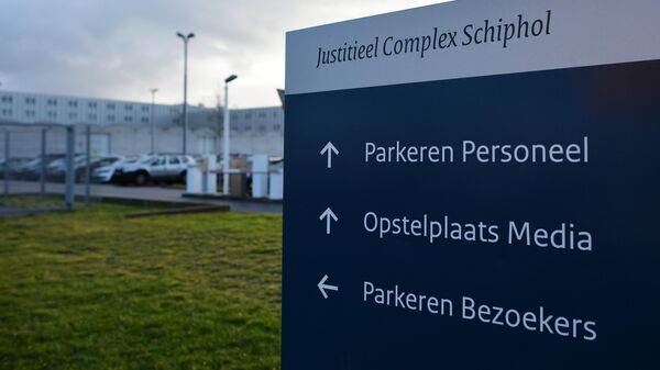 Указатель комплекса правосудия Схипхол (Justice Complex Schiphol) в нидерландском Бадхоеведорпе, где состоится суд по делу о крушении самолета Boeing 777 рейса MH17 Указатель комплекса правосудия Схипхол (Justice Complex Schiphol) в нидерландском Бадхоеведорпе, где состоится суд по делу о крушении самолета Boeing 777 рейса MH17