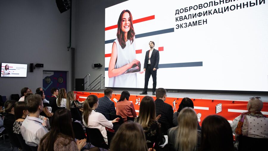 Выступление HR-специалиста перед участниками очного этапа Выступление HR-специалиста перед участниками очного этапа