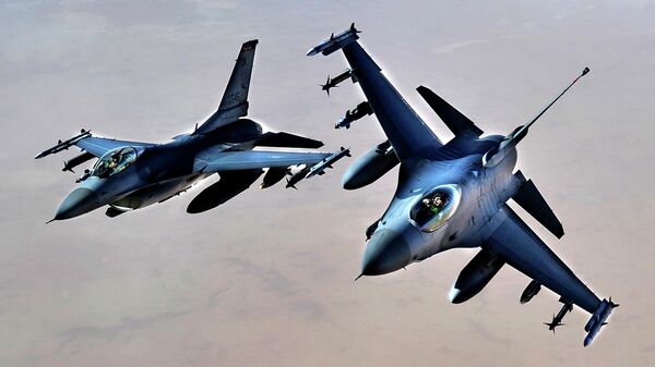 Истребители ВВС США F-16 над территорией Ирака Истребители ВВС США F-16 над территорией Ирака